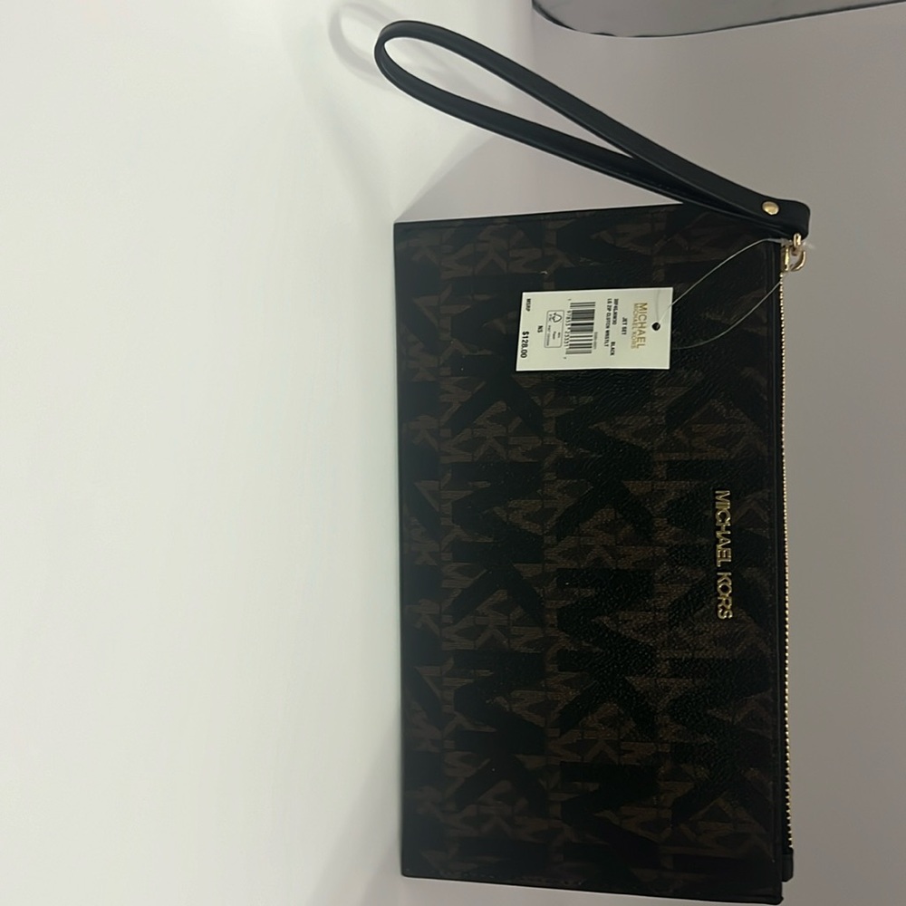 Michael Kors Wristlet - Chic & Versatile! - Picture 2 of 5